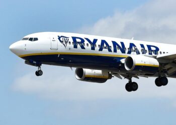 Ryanair Boeing 737-8as avión en vuelo.