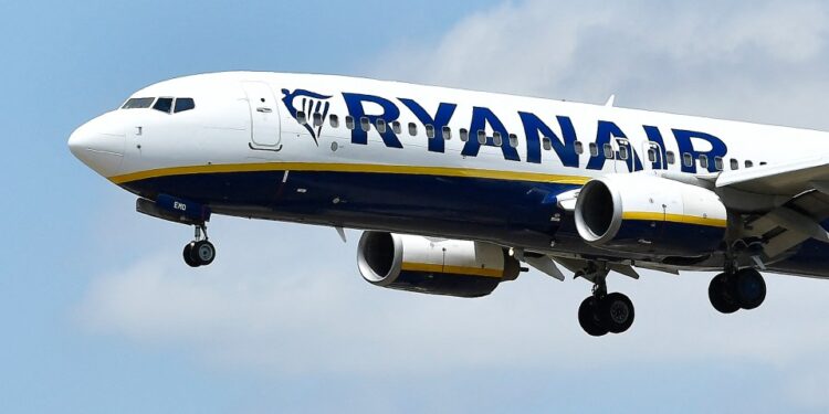 Ryanair Boeing 737-8as avión en vuelo.