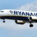 Ryanair Boeing 737-8as avión en vuelo.