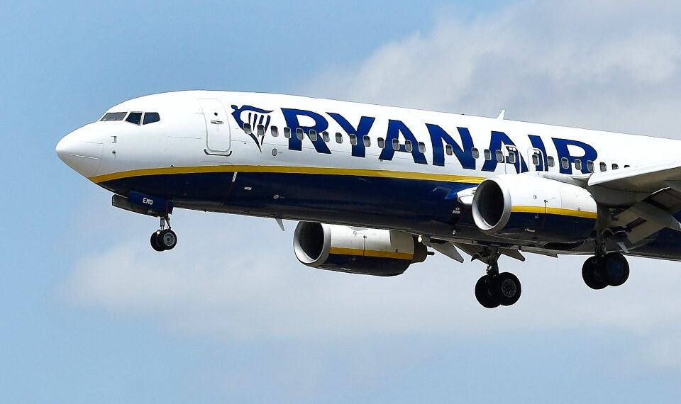 Ryanair Boeing 737-8as avión en vuelo.