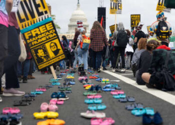 Miles de pro-palestinos se reúnen a medida que se colocan cientos de zapatos para niños en el suelo que representan las vidas perdidas durante el conflicto de Israel y Palestina antes de la marcha por Gaza al edificio de hielo en Washington, DC, el 5 de abril de 2025.
