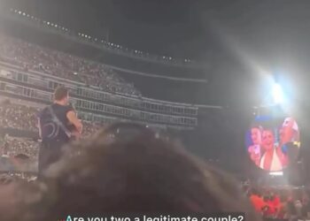 Captura de pantalla de Chris Martin preguntando a una pareja si son legítimos en un concierto de Coldplay.