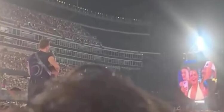 Captura de pantalla de Chris Martin preguntando a una pareja si son legítimos en un concierto de Coldplay.