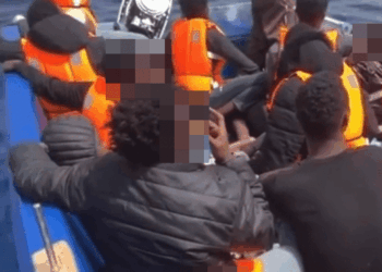 Migrantes en un bote en el mar.