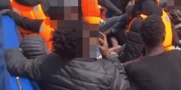 Migrantes en un bote en el mar.