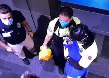 Imágenes de CCTV de las autoridades en Qatar sosteniendo un bebé encontrado en un contenedor de baño en el aeropuerto de Hamad.