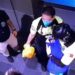 Imágenes de CCTV de las autoridades en Qatar sosteniendo un bebé encontrado en un contenedor de baño en el aeropuerto de Hamad.
