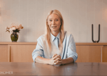 Gwyneth Paltrow sentado en una mesa.