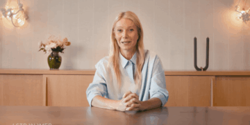 Gwyneth Paltrow sentado en una mesa.