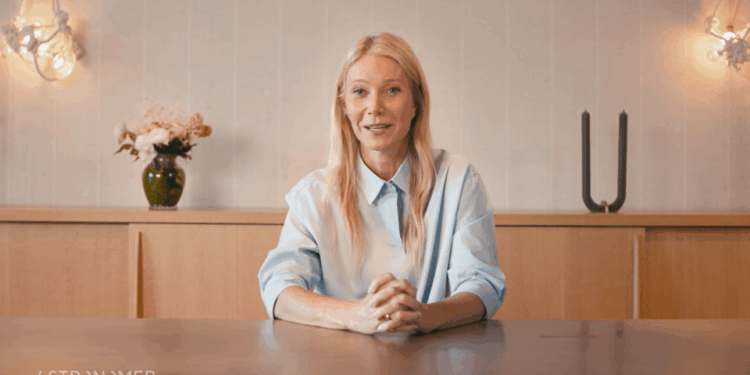 Gwyneth Paltrow sentado en una mesa.