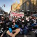 Los miembros de Jewish Voice for Peace se unen a activistas que cierran el tráfico frente al Museo Metropolitano de Arte, mientras protestan por el continuo apoyo y financiamiento del presidente Joe Biden para el asalto de Israel a Gaza, el 7 de febrero de 2024, en la ciudad de Nueva York.