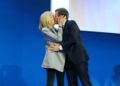 Emmanuel Macron y Brigitte Macron besándose después de la primera ronda de las elecciones presidenciales francesas de 2017.