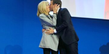 Emmanuel Macron y Brigitte Macron besándose después de la primera ronda de las elecciones presidenciales francesas de 2017.