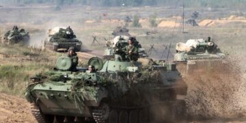 Vehículos del ejército bielorruso que conducen durante los juegos de guerra.