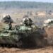 Vehículos del ejército bielorruso que conducen durante los juegos de guerra.