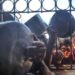 Los palestinos se alinean para la distribución de alimentos de caridad en la ciudad de Gaza