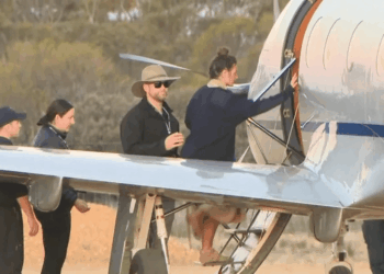 Personas abordando un pequeño avión.