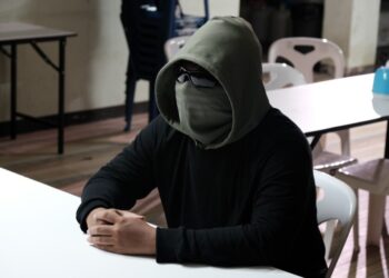 Mariana Van Zeller entrevista a Pete en Mae Sot, Tailandia. (National Geographic)