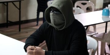 Mariana Van Zeller entrevista a Pete en Mae Sot, Tailandia. (National Geographic)