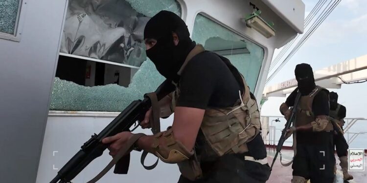 Hombres armados con equipo táctico negro a bordo de un barco.