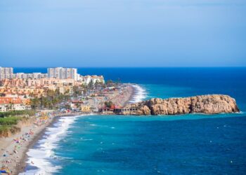 Vista aérea de una playa llena de gente en España.