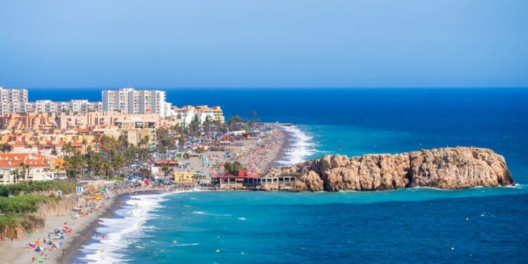 Vista aérea de una playa llena de gente en España.