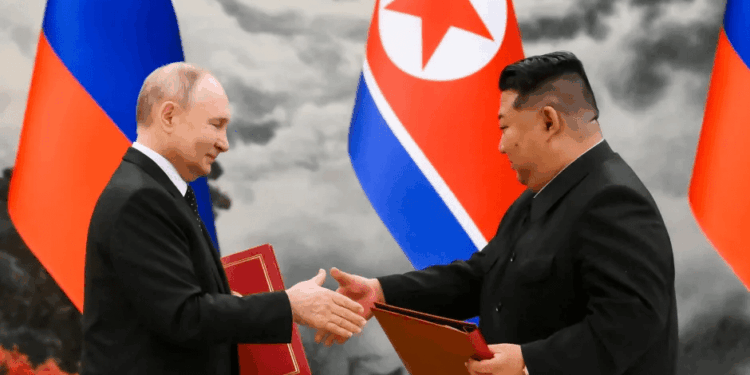 Vladimir Putin y Kim Jong-un estrechando la mano.