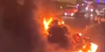 Arding vehículos después de una huelga en la región de Donetsk.