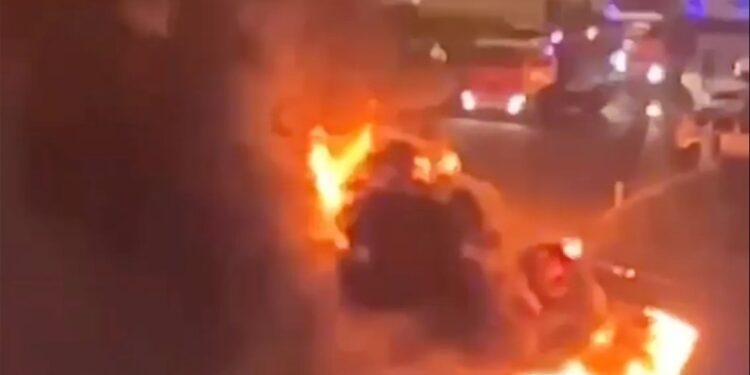 Arding vehículos después de una huelga en la región de Donetsk.