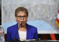 La alcaldesa de Los Ángeles, Karen Bass, habla en Pacific Palisades, un vecindario de Los Ángeles, el 24 de enero de 2025. (Mandel Ngan/AFP a través de Getty Images)