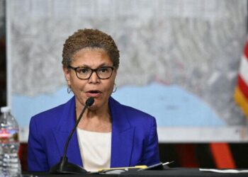La alcaldesa de Los Ángeles, Karen Bass, habla en Pacific Palisades, un vecindario de Los Ángeles, el 24 de enero de 2025. (Mandel Ngan/AFP a través de Getty Images)