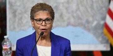 La alcaldesa de Los Ángeles, Karen Bass, habla en Pacific Palisades, un vecindario de Los Ángeles, el 24 de enero de 2025. (Mandel Ngan/AFP a través de Getty Images)