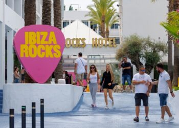 Ibiza Rocks Hotel Entrance con gente que pasaba.