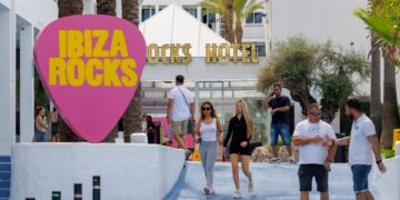 Ibiza Rocks Hotel Entrance con gente que pasaba.