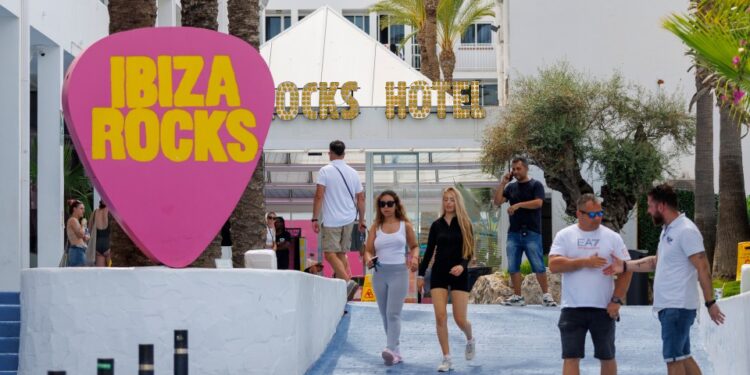 Ibiza Rocks Hotel Entrance con gente que pasaba.