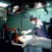 Cirujanos que realizan cirugía en una sala de operaciones.
