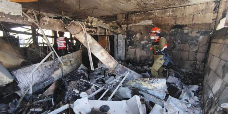 Daño de topografía de personal de IDF en un sitio de ataque de misiles.