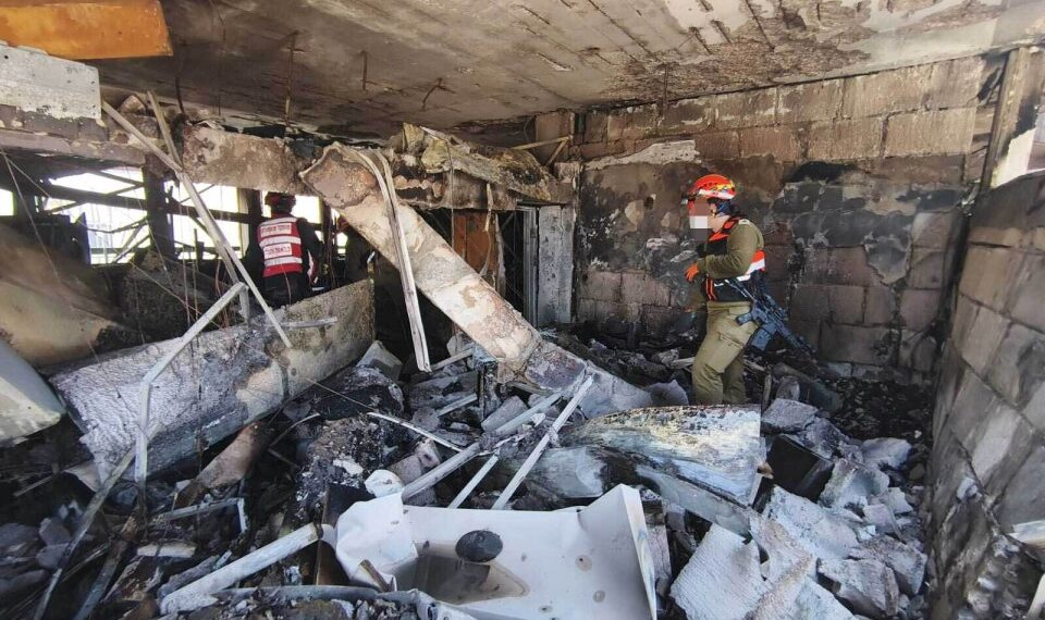 Daño de topografía de personal de IDF en un sitio de ataque de misiles.