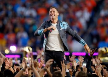 Chris Martin de Coldplay actuando en el Show de Malftime Show del Super Bowl.
