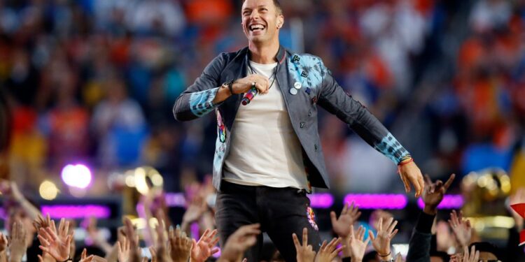 Chris Martin de Coldplay actuando en el Show de Malftime Show del Super Bowl.