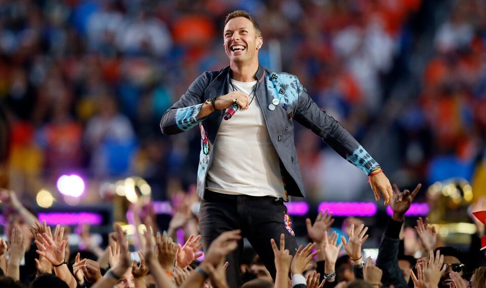 Chris Martin de Coldplay actuando en el Show de Malftime Show del Super Bowl.