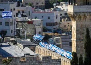 Las banderas israelíes se mueven en el viento en la mezquita de Ibrahimi después de que fue despojada de la autoridad del Ministerio Palestino de Dotaciones Religiosas y el Municipio de Hebrón, basado en una decisión israelí, en Hebrón, Cisjordania el 16 de julio de 2025.