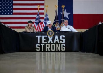 Donald Trump, Melania Trump y el gobernador de Texas Greg Abbott celebran una reunión de mesa redonda con líderes estatales y locales, socorristas y víctimas de inundaciones repentinas, el 11 de julio de 2025, en Kerrville, Texas.