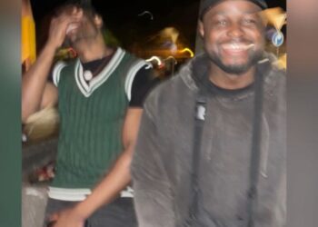 Foto de dos turistas británicos.