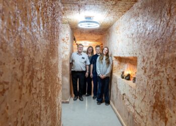 Familia posando en su casa subterránea en Coober Pedy, Australia.