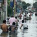 Los residentes pasan por una calle inundada en la ciudad de Malabon, Filipinas.