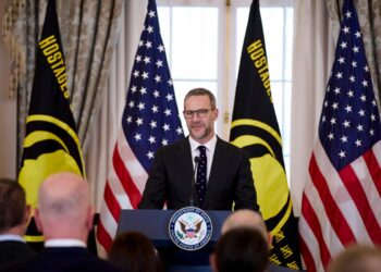 Adam Boehler, enviado presidencial especial para asuntos de rehenes, habla durante una ceremonia en Washington, el 6 de marzo de 2025. (Foto de Evan Vucci /AP)