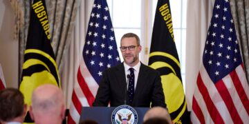 Adam Boehler, enviado presidencial especial para asuntos de rehenes, habla durante una ceremonia en Washington, el 6 de marzo de 2025. (Foto de Evan Vucci /AP)