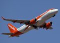 Avión EasyJet en vuelo.