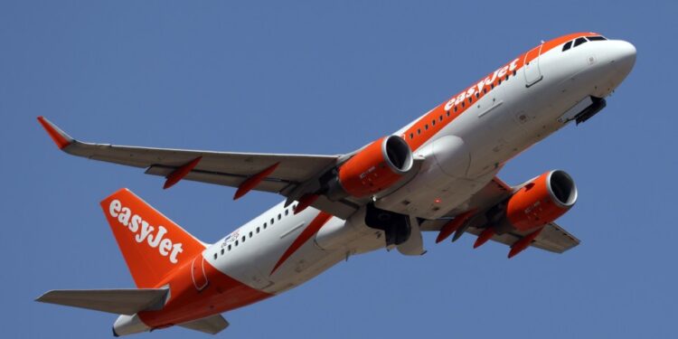 Avión EasyJet en vuelo.
